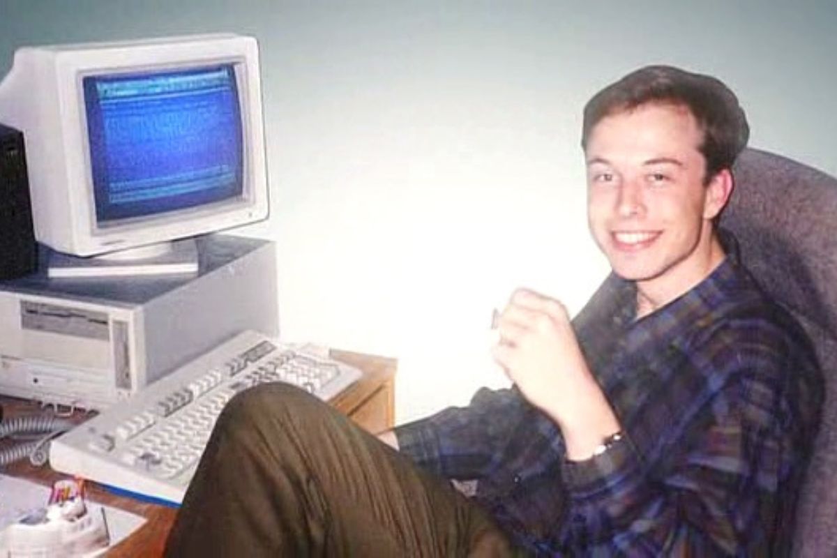 Từ nhỏ, Elon Musk đã bắt đầu tập làm quen với máy tính cho đến khi trưởng thành