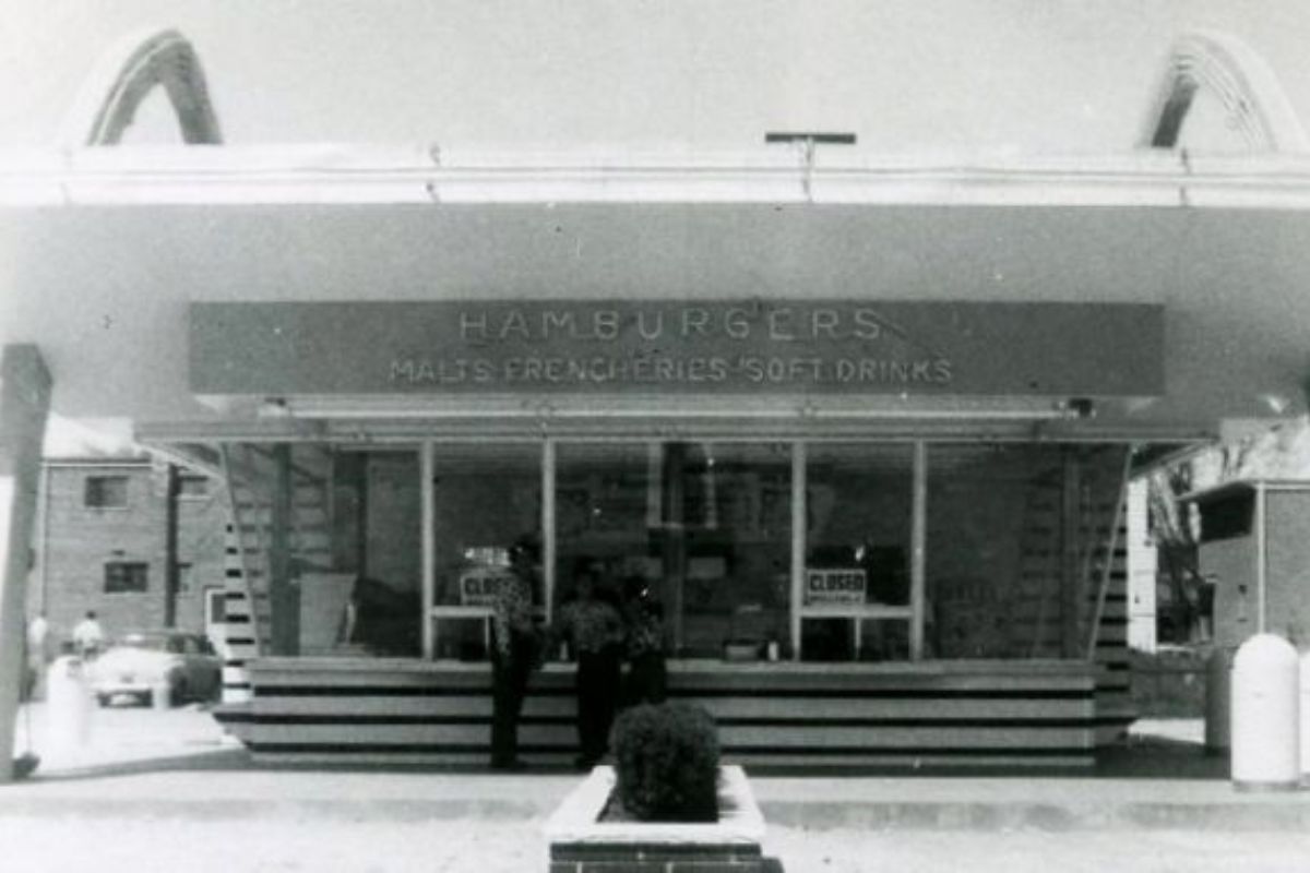 Nhà hàng McDonald's đầu tiên của Ray Kroc ở Des Plaines, Illinois