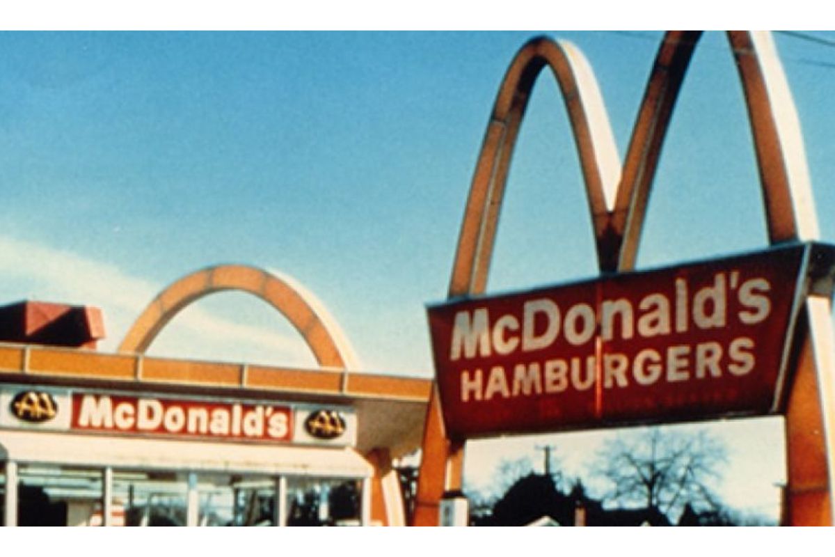 McDonald's mở rộng ra thị trường quốc tế với việc mở nhà hàng tại Canada ở Richmond, British Columbia năm 1967