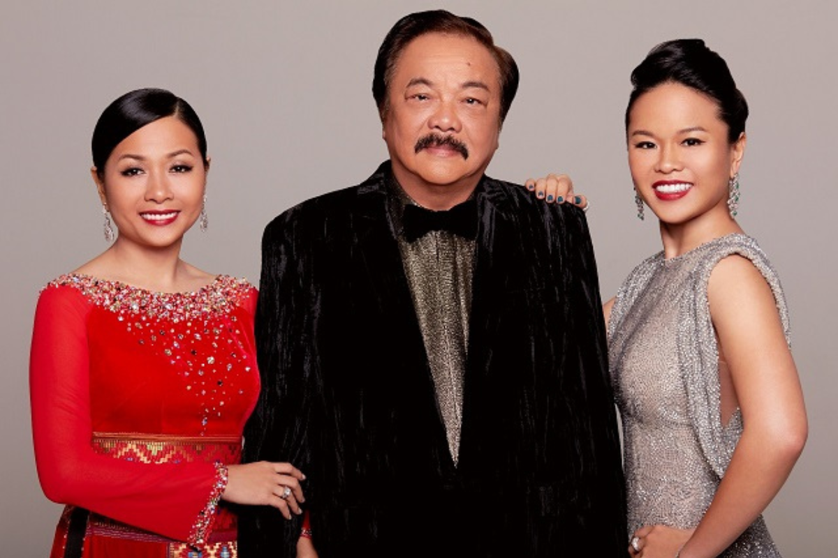 Ông Trần Quí Thanh cùng hai con gái Trần Uyên Phương (bên trái) và Trần Ngọc Bích (bên phải)