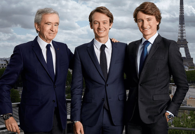 Người con trai út của chủ tịch Bernard arnault, Jean Arnault (ngoài cùng bên phải)